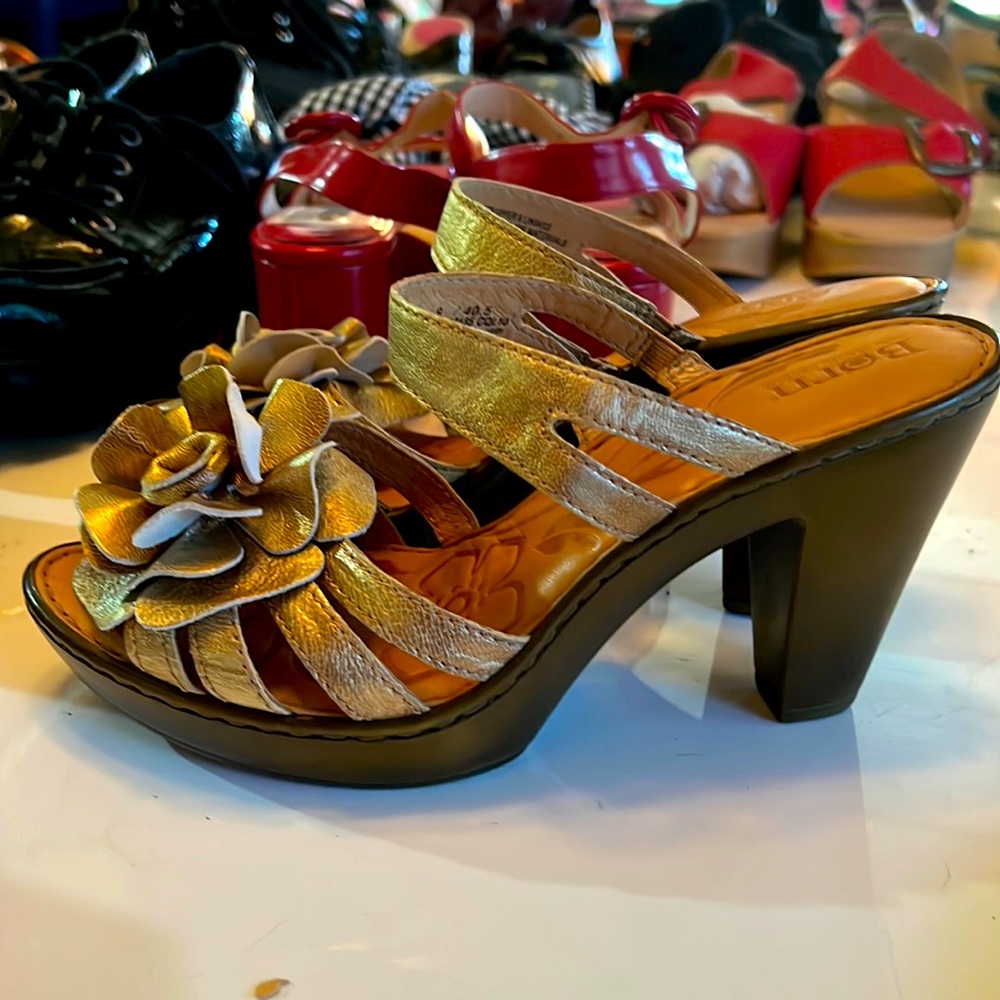 Born Cornflower style metallic gold leather slide with flower design in size 9